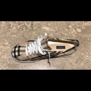 Burberry Sneakers : Tennis Shoe